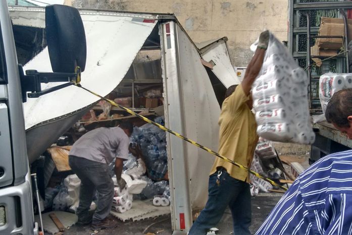 Colisão entre caminhão e ônibus no Centro