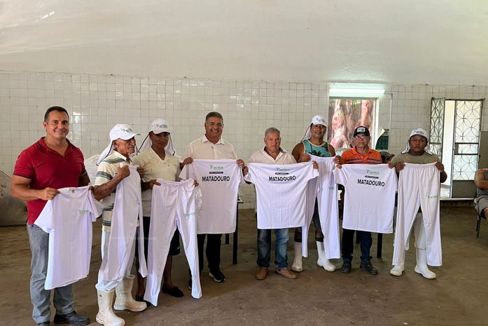 Prefeito George Clemente realiza a entrega de fardamentos à equipe do Matadouro