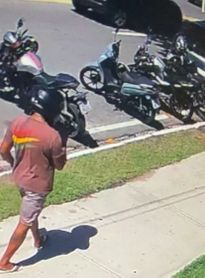 Moto é roubada na frente de confeitaria na Nova Orla da Pajuçara; câmeras de segurança registraram a ação  