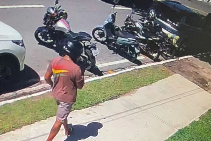Moto é roubada na frente de confeitaria na Nova Orla da Pajuçara; câmeras de segurança registraram a ação