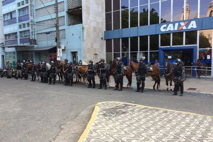 Cavalaria em frente à ALE