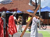 Jovens da Paróquia Divino Espírito Santo promovem emocionante Via Sacra Encenada

