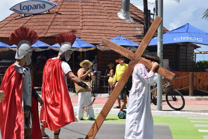 Jovens da Paróquia Divino Espírito Santo promovem emocionante Via Sacra Encenada
