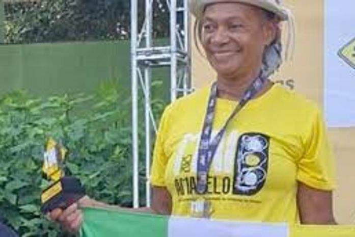 Carminha sobe ao pódio com bandeira de Arapiraca na Corrida Maio Amarelo em SP