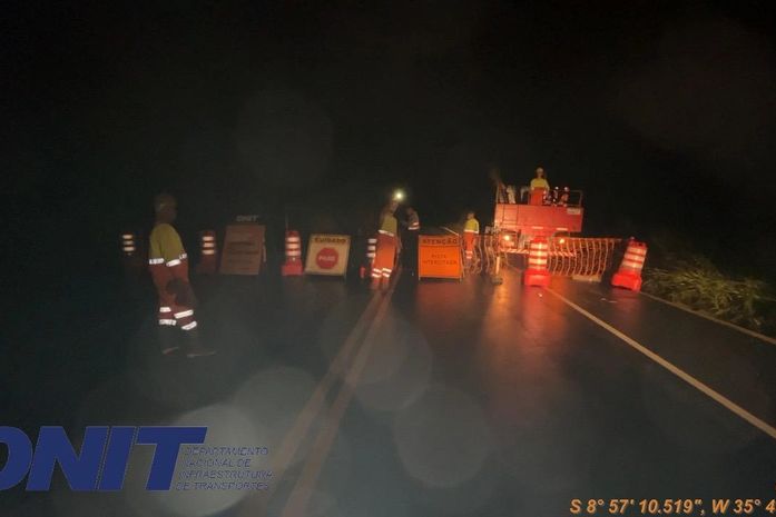 Deslizamento de pedras interdita trecho da BR-416 entre Colônia Leopoldina e Ibateguara