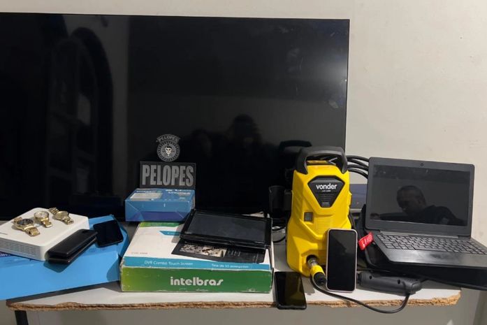 Dupla suspeita de furtos é presa com objetos roubados na AL-220, em Arapiraca