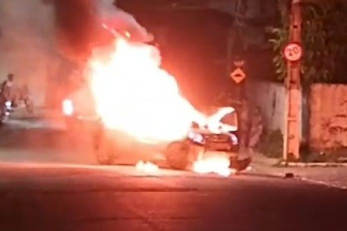 Vídeo: Motorista de app é encontrado em telhado de casa após colidir com moto; Jovem morreu na hora