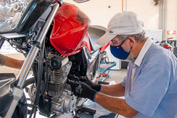 Alberto do Nascimento aprende, na prática, novas funções que podem lhe garantir uma nova vida