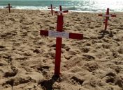 Ato na orla de Jatiúca chama a atenção para a violência contra a mulher