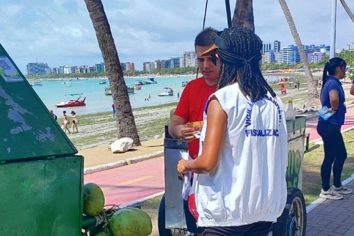 Ação da Vigilância Sanitária orienta comerciantes e consumidores nas Orlas de Maceió