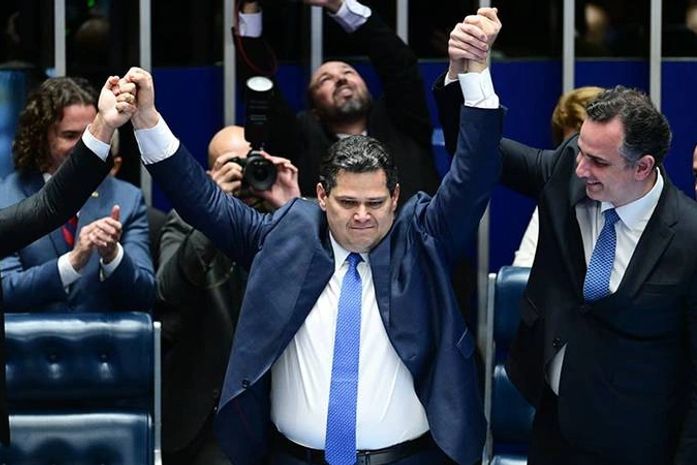 Eleito presidente do Senado, Davi Alcolumbre terá desafios e “bombas” para desarmar