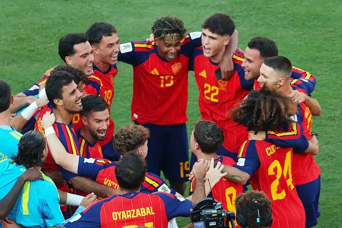 Espanha conquista a Copa! E um implacável massacre na imprensa brasileira