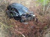 Carro capotou e caiu em uma ribanceira