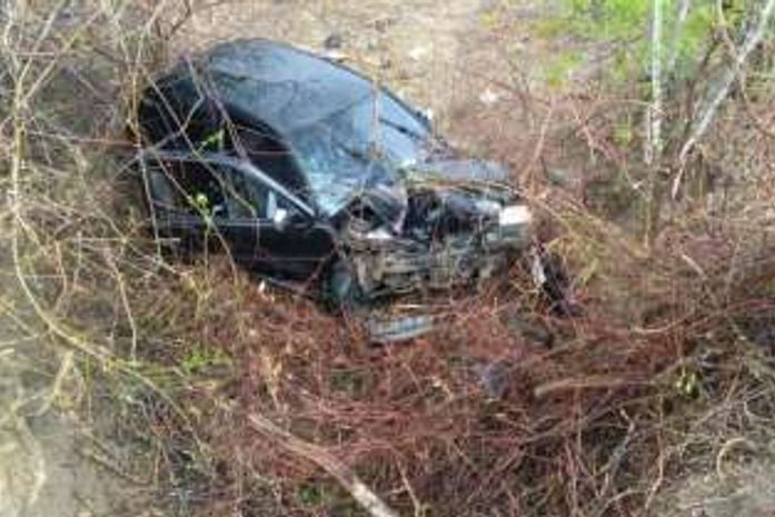 Carro capotou e caiu em uma ribanceira