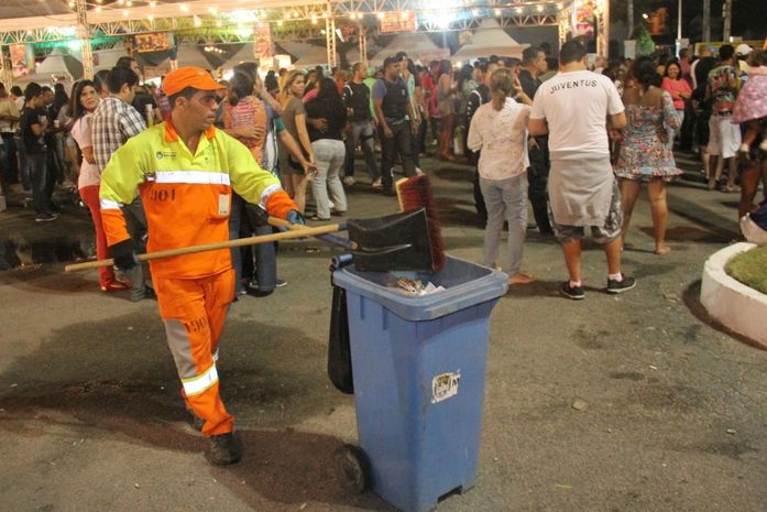 Slum orienta ambulantes sobre descarte de lixo no Carnaval