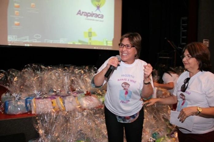 Gestantes ganham kits e veem palestra sobre vínculo com bebê