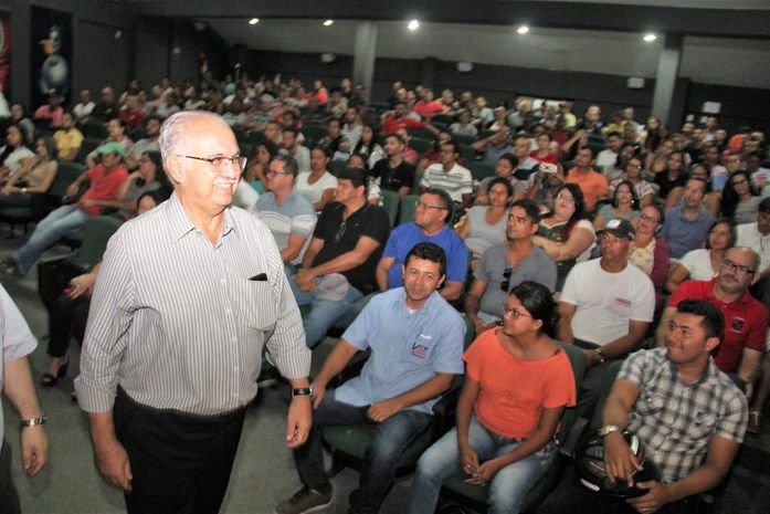 Prefeito Rogério Teófilo faz saudação de boas vindas aos novos servidores da Educação