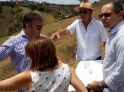 Prefeita Rita, observando a planta da obra com Lucas, deputado Francis co Tenório (chapéu) e Olegário