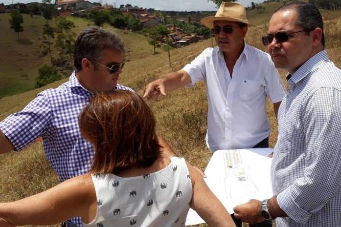 Prefeita Rita, observando a planta da obra com Lucas, deputado Francis co Tenório (chapéu) e Olegário