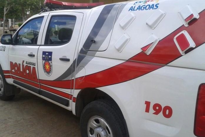 Mulher presa por furto na Praia do Francês agride vítima e desacata policiais: ‘bando de pa* no c*’
