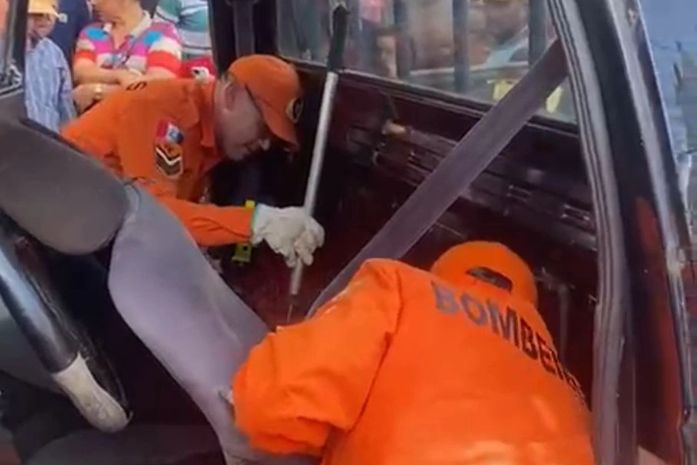 Jiboia Arco-Íris é encontrada dentro de um carro em Arapiraca