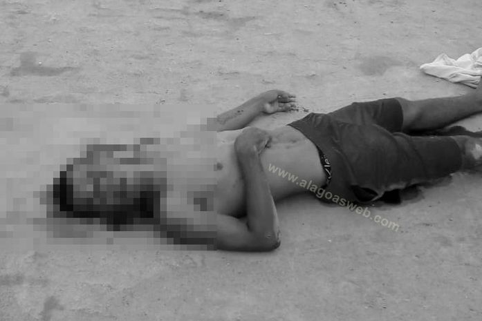 Após invadir residência, bando mata um homem e sequestra outro no interior de AL