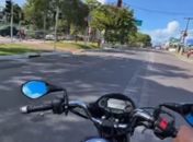 Manobras perigosas, infrações e 100 km/h: motociclista viraliza ao filmar corridas arriscadas em Maceió