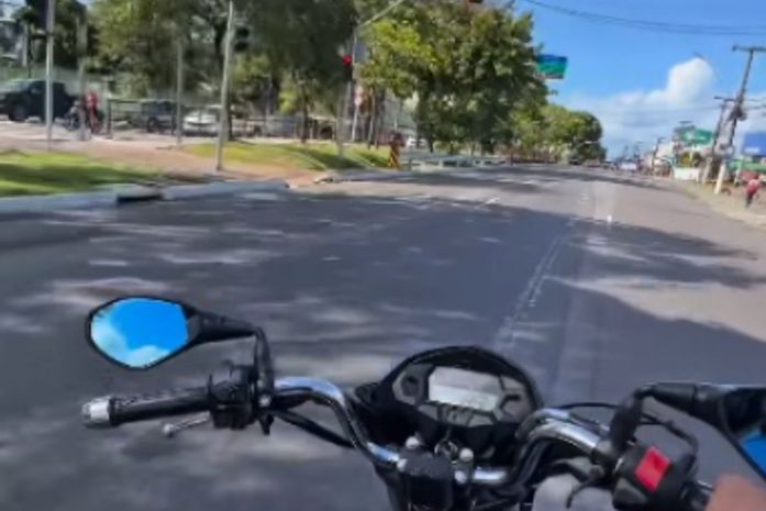 Manobras perigosas, infrações e 100 km/h: motociclista viraliza ao filmar corridas arriscadas em Maceió