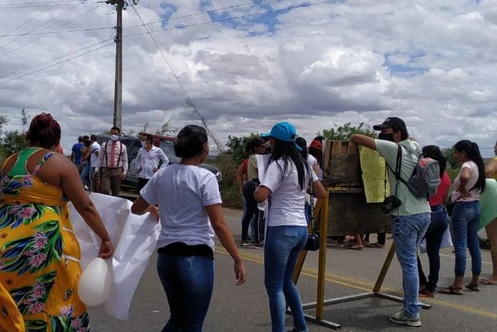 Com visitas suspensas há 9 meses, esposas protestam novamente na Rodovia AL-220