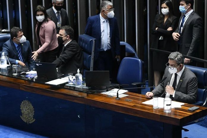 Senado aprova texto-base que revoga legislação da ditadura militar