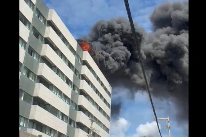Incêndio na cobertura de hotel na Cruz das Almas mobiliza equipes do Corpo de Bombeiros; veja vídeo