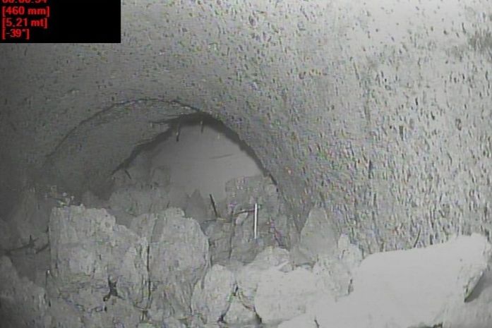 Rede de drenagem tamponada por tubulação de esgoto da Sanama