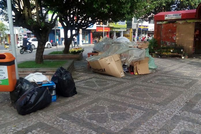 Lixo acumulado em boa parte do dia na praça Marques