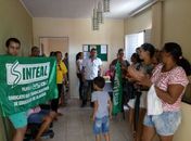 Professores invadem secretaria de educação para cobrar salários atrasados em Monteirópolis