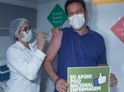 Durante sua vacinação contra a Covid-19, Rodrigo Cunha reafirma defesa da aprovação do piso nacional da enfermagem