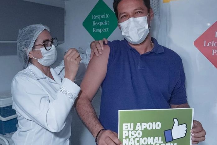 Durante sua vacinação contra a Covid-19, Rodrigo Cunha reafirma defesa da aprovação do piso nacional da enfermagem