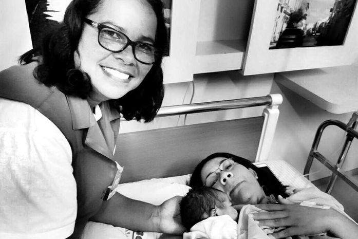 Enfermeira orienta sobre a importância do aleitamento materno.