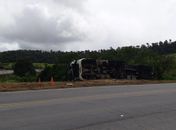 Carreta com carga de eletrodoméstico tomba em São Miguel dos Campos