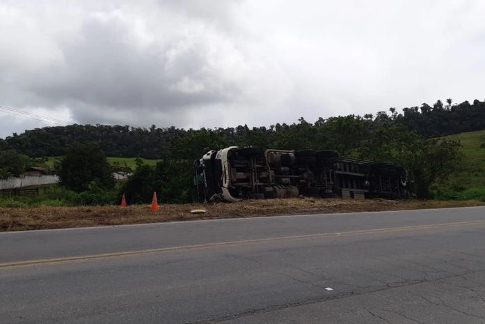 Carreta com carga de eletrodoméstico tomba em São Miguel dos Campos