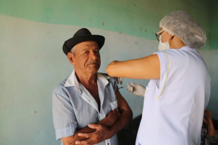 Prefeitura inicia vacinação contra a gripe em idosos, grupo de risco da Covid-19