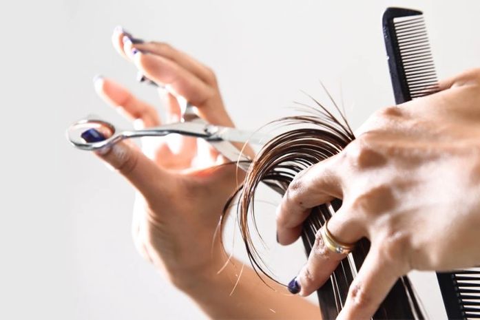 Insatisfeita com o resultado do cabelo, cliente postou informações e comentários ofensivos à conduta da profissional;