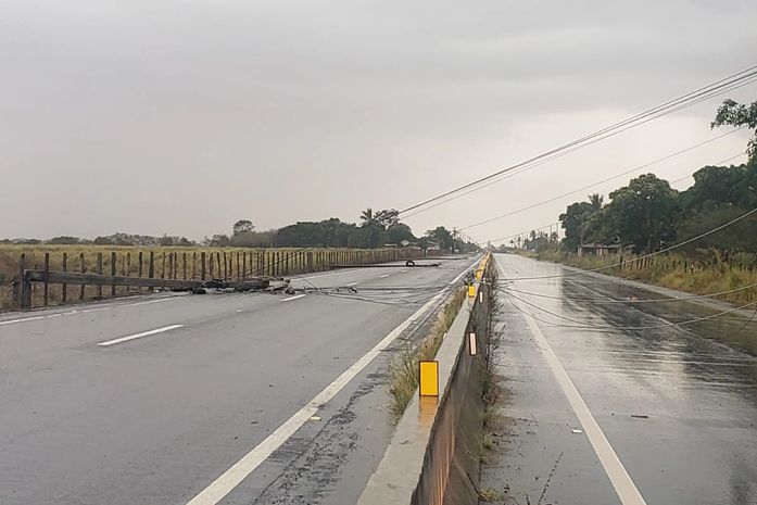 Vídeos: Temporal deixa ruas alagadas e derruba postes de energia em Arapiraca