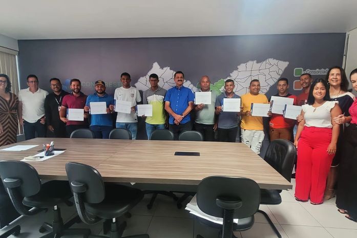 Conagreste entrega certificados a participantes do curso de operador de retroescavadeira