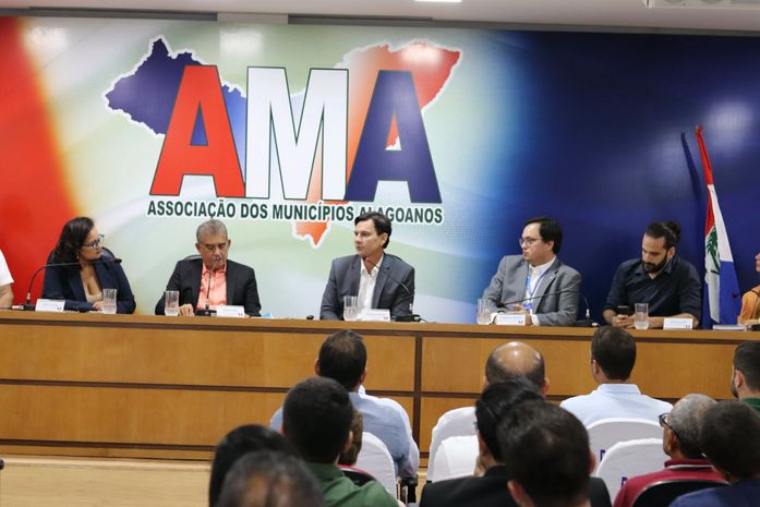 AMA reúne gestores municipais para esclarecer mudanças na reforma tributária 