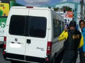 Veículos foram autuados por estacionar em local proibido