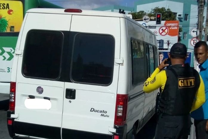 Veículos foram autuados por estacionar em local proibido