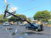 Colisão entre veículo e poste de energia elétrica