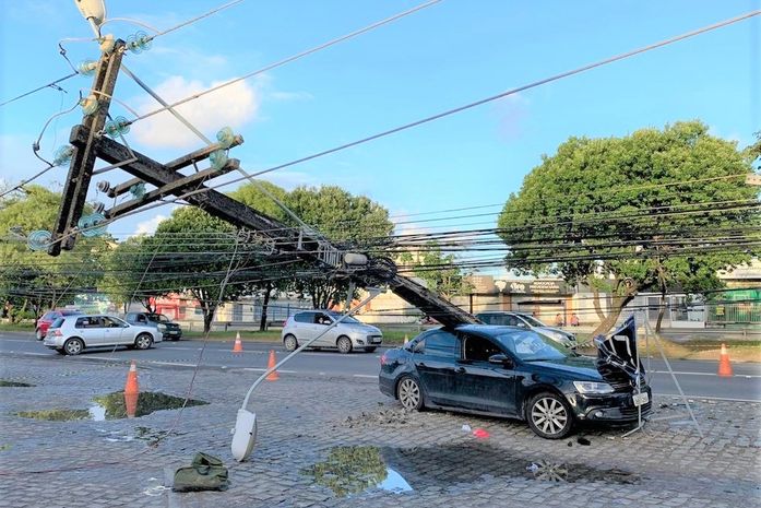 Colisão entre veículo e poste de energia elétrica