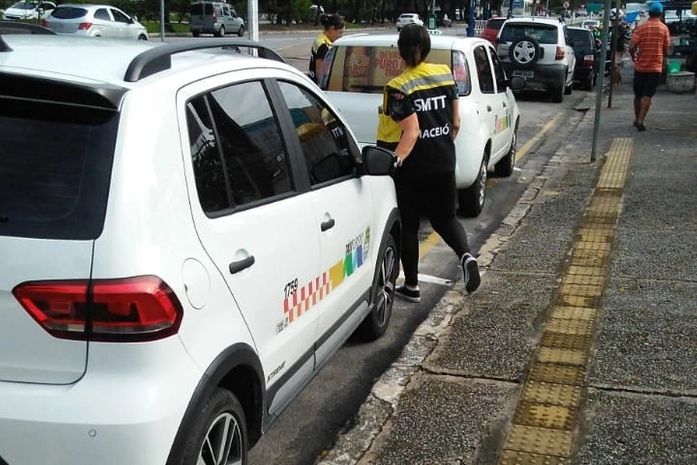 SMTT fiscaliza taxistas na parte baixa de Maceió