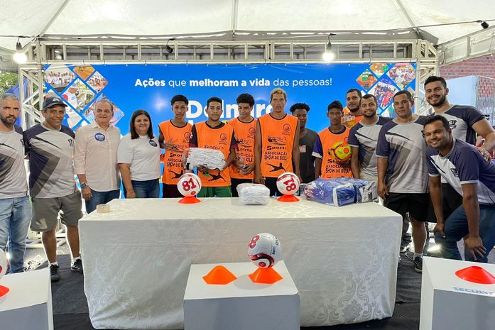 Ziane Costa entrega material esportivo e anuncia reforma de todas as quadras de Delmiro Gouveia.